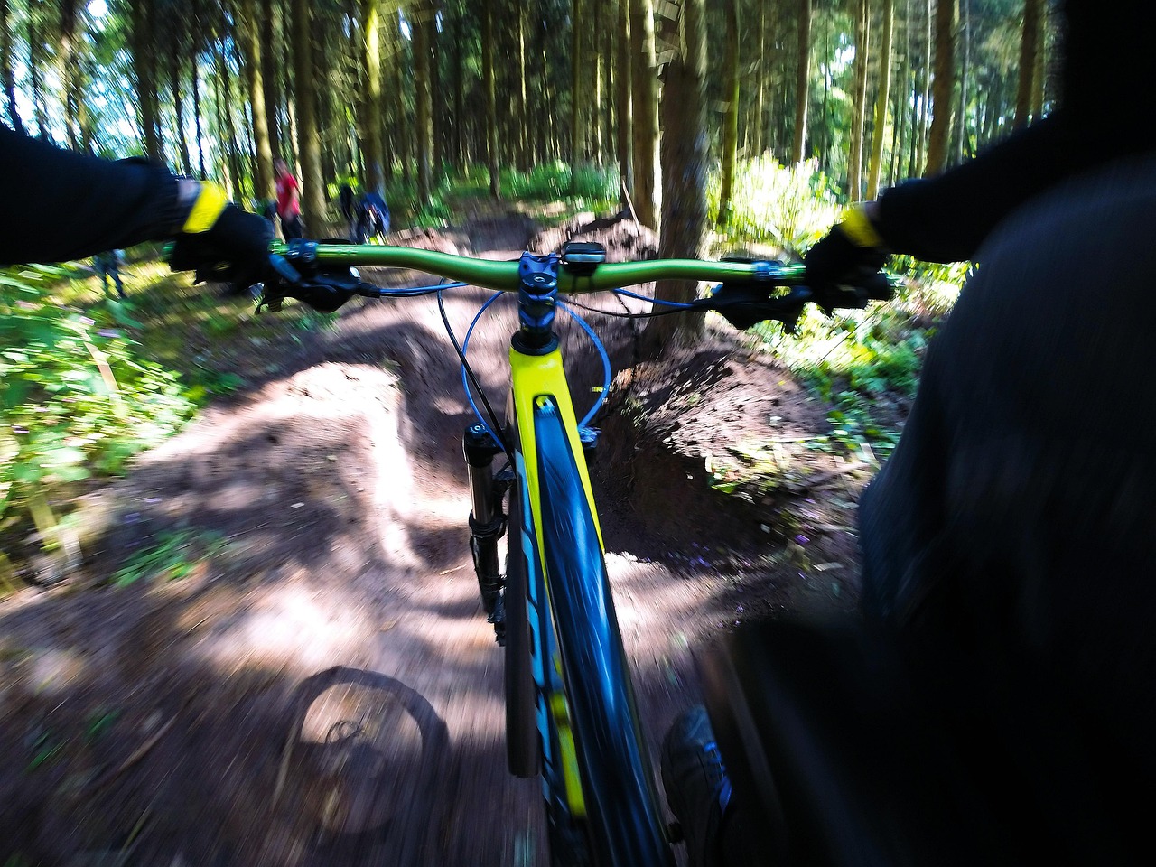 découvrez les joies du bike touring : explorez de nouveaux horizons à vélo, alliez aventure, liberté et nature pour des voyages inoubliables.