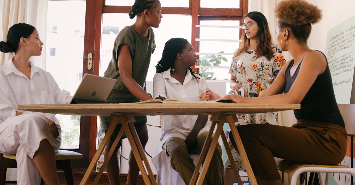 découvrez comment optimiser la dynamique d'équipe pour favoriser la collaboration, améliorer la communication et atteindre des objectifs communs. apprenez des stratégies efficaces pour renforcer les relations au sein de votre équipe et maximiser sa productivité.