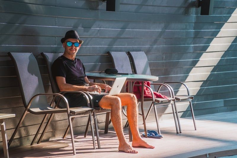 Réseaux sociaux nomades : maîtrisez votre présence en ligne lors de vos déplacements