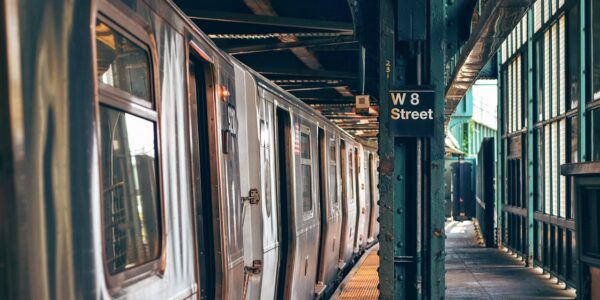 découvrez les avantages du voyage en train : confort, paysages magnifiques et respect de l'environnement pour vos déplacements.
